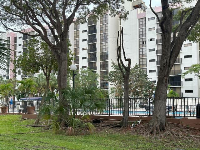 17021 N Bay Rd # 4, Sunny Isles Beach FL 33160 - Sunny Isles Beach, FL - Photo 2