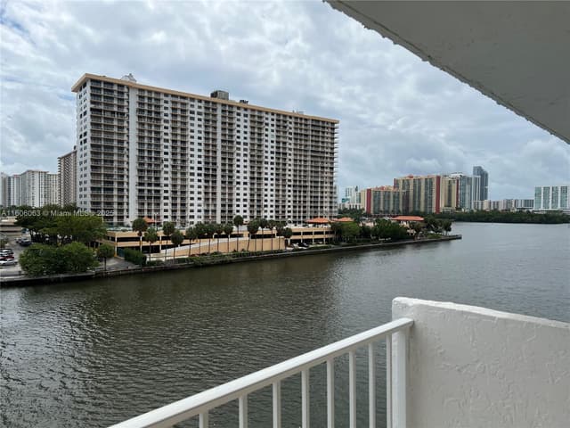4000 NE 170th St # 604, North Miami Beach FL 33160 - North Miami Beach, FL - Photo 2