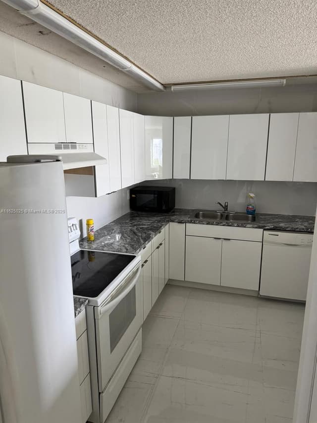 14840 Naranja Lakes Blvd, Homestead FL 33032 - Homestead, FL - Photo 5