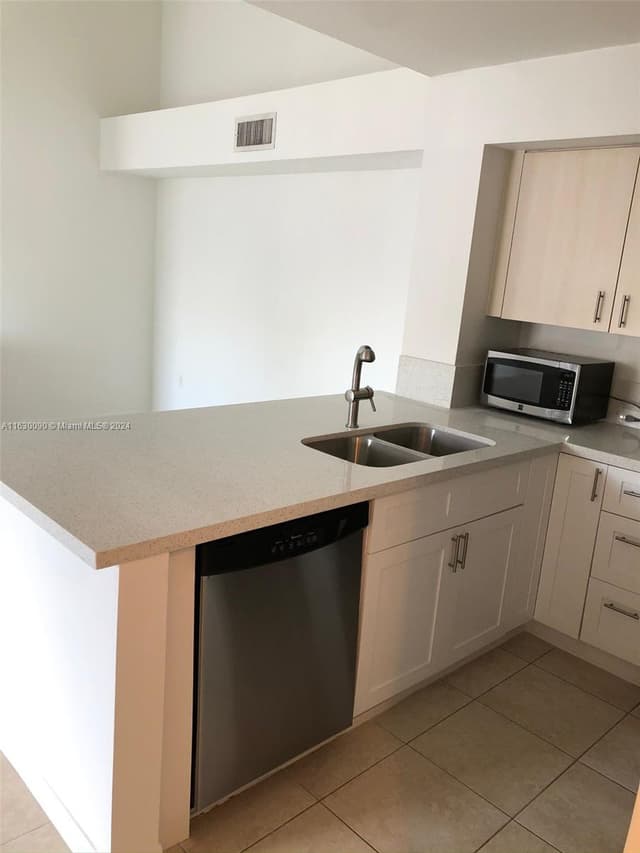 720 SW 111th Ave # 307, Pembroke Pines FL 33025 - Pembroke Pines, FL - Photo 5