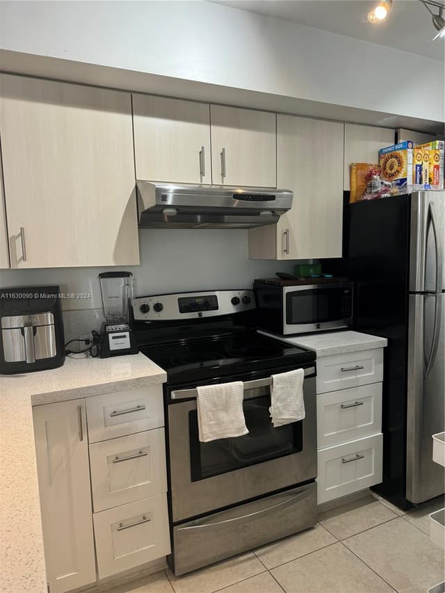 720 SW 111th Ave # 307, Pembroke Pines FL 33025 - Pembroke Pines, FL - Photo 4