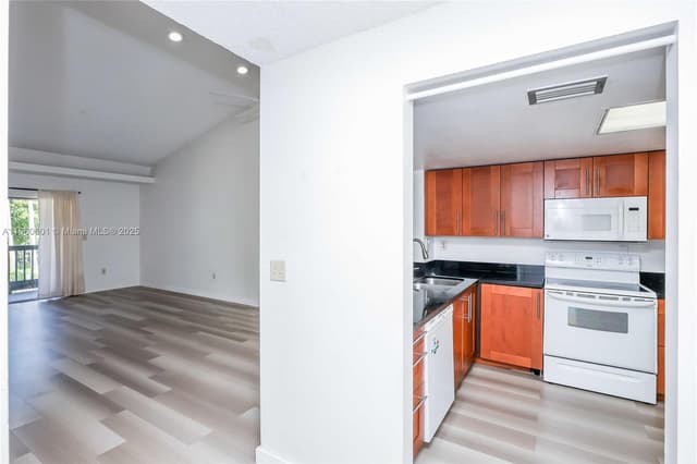 446 SW 113th Way # 446, Pembroke Pines FL 33025 - Pembroke Pines, FL - Photo 7
