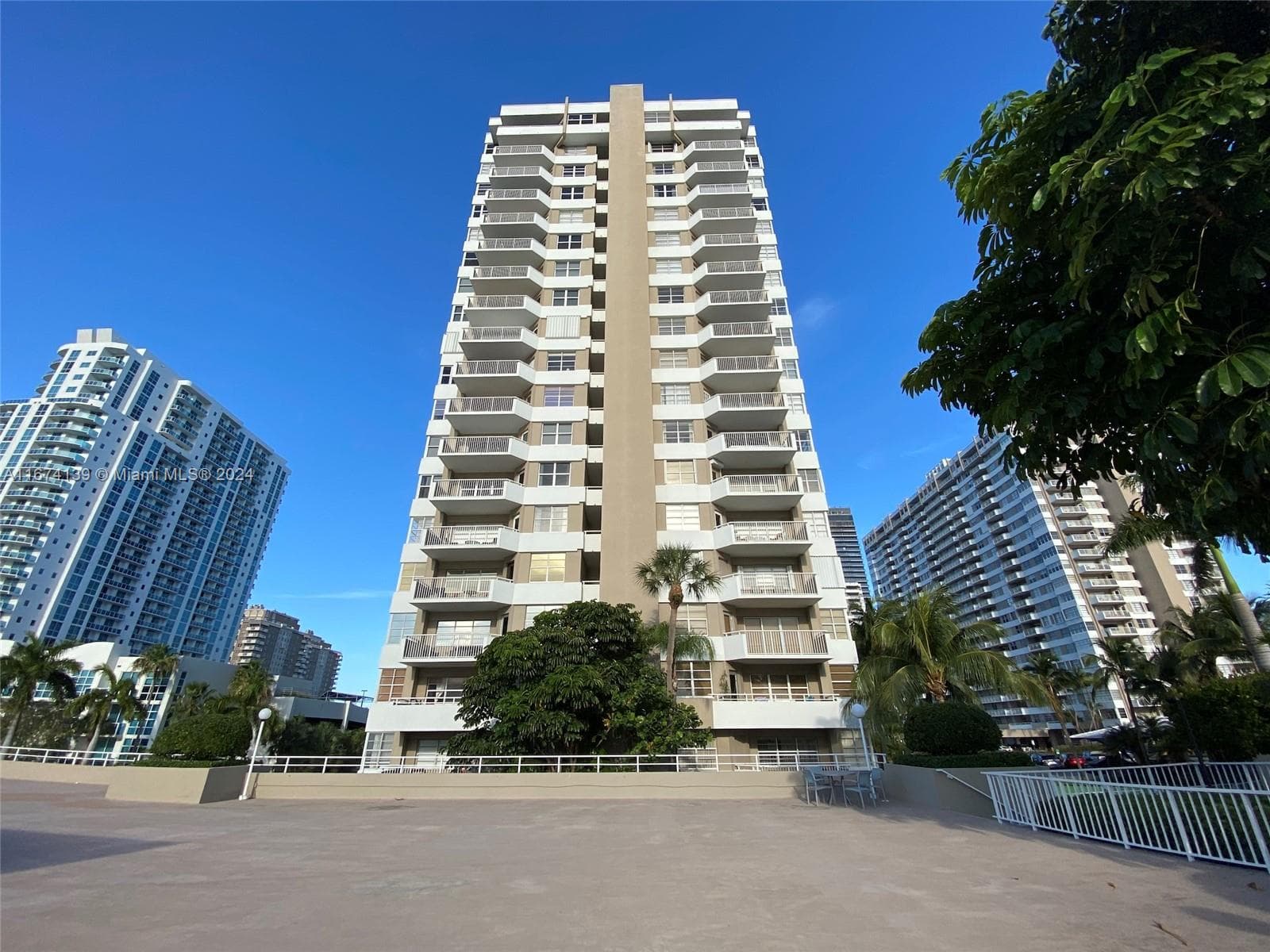 1965 S Ocean Dr # 4D, Hallandale Beach FL 33009 - Hallandale Beach, FL - Photo 1