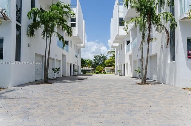 1975 Calais Dr, Miami Beach FL 33141 - Miami Beach, FL - Photo 2