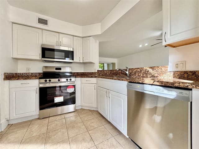 3405 NW 44th St # 104, Oakland Park FL 33309 - Oakland Park, FL - Photo 2
