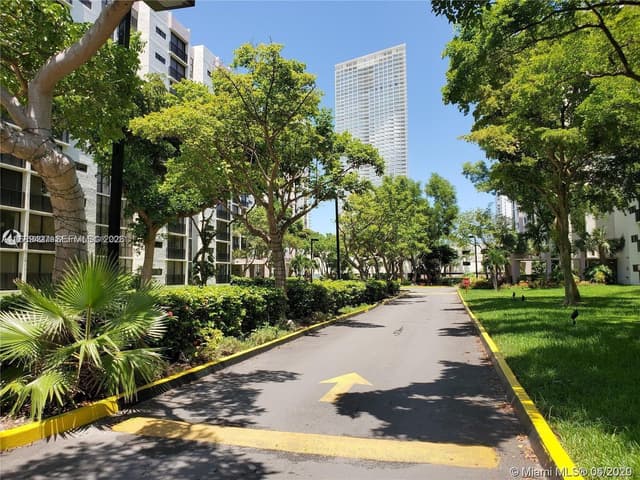 17021 N Bay Rd, Sunny Isles Beach FL 33160 - Sunny Isles Beach, FL - Photo 5