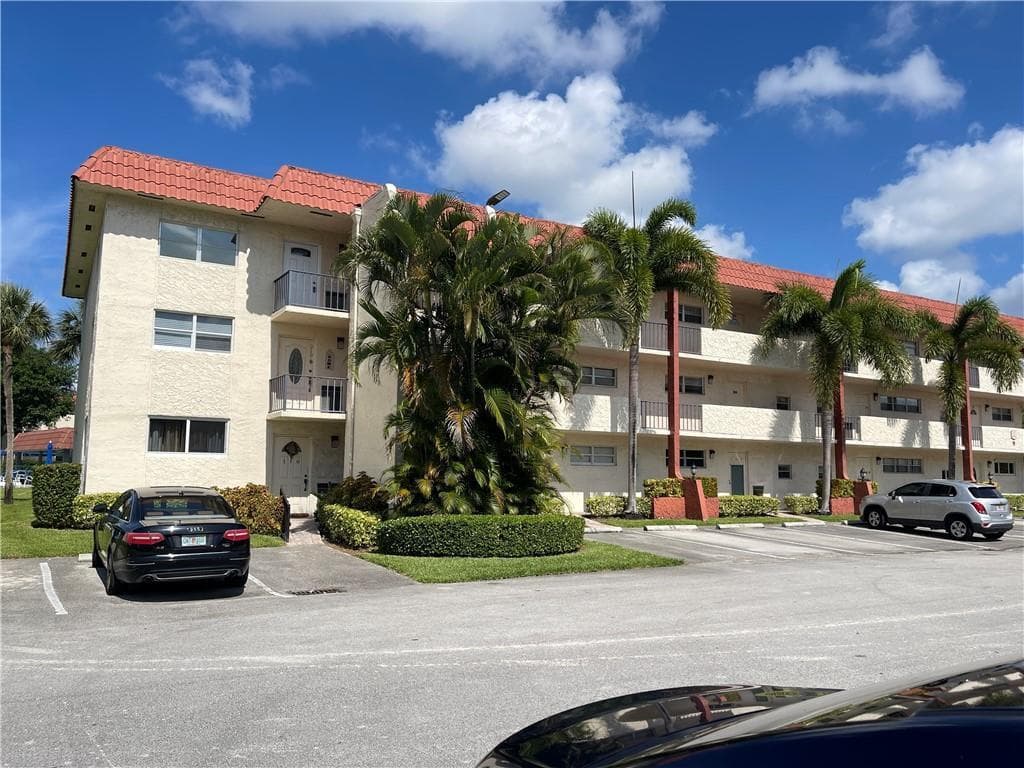 9410 N Hollybrook Lake Drive # 310, Pembroke Pines FL 33025 - Pembroke Pines, FL - Photo 1