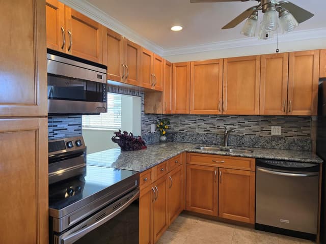 121 Lake Gloria Drive, West Palm Beach FL 33411 - West Palm Beach, FL - Photo 5