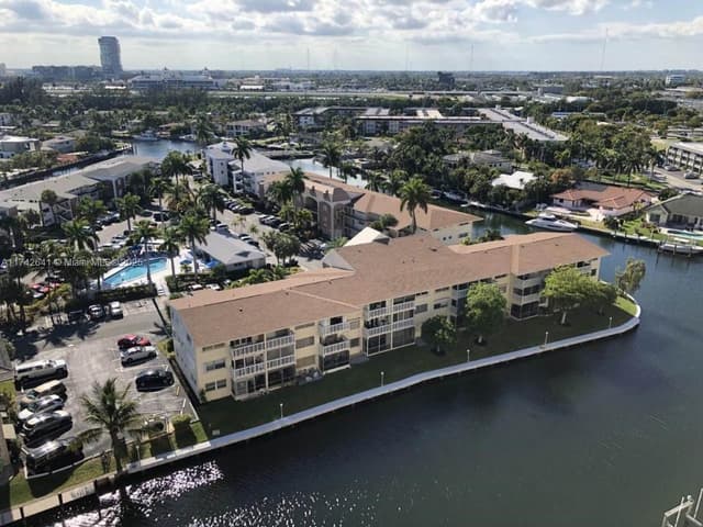 427 Golden Isles Dr # 15J, Hallandale Beach FL 33009 - Hallandale Beach, FL - Photo 3