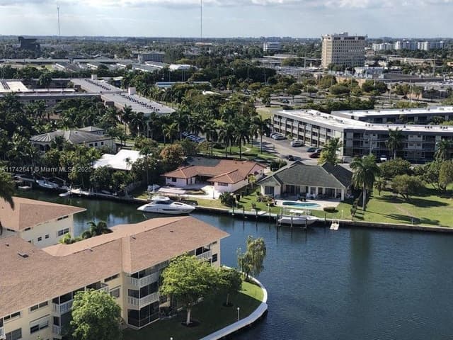 427 Golden Isles Dr # 15J, Hallandale Beach FL 33009 - Hallandale Beach, FL - Photo 5