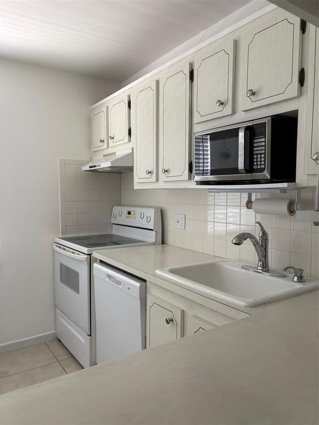 1055 Country Club Drive # 404, Margate FL 33063 - Margate, FL - Photo 2