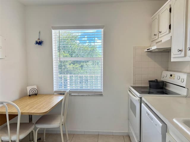 1055 Country Club Drive # 404, Margate FL 33063 - Margate, FL - Photo 3