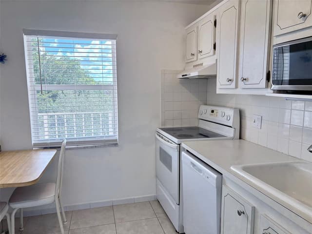 1055 Country Club Drive # 404, Margate FL 33063 - Margate, FL - Photo 4