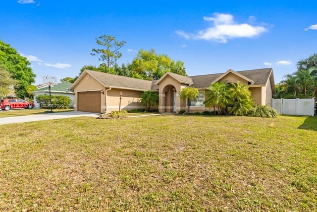 155 Kings Way, Royal Palm Beach FL 33411 - Royal Palm Beach, FL - Photo 2