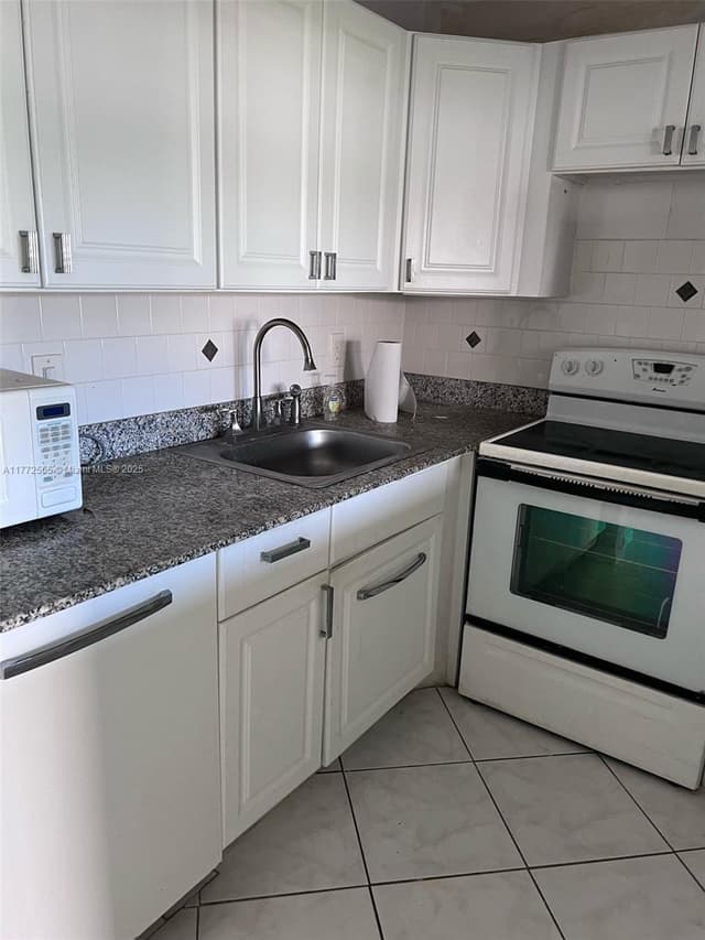 90 Fanshaw C # 90, Boca Raton FL 33434 - Boca Raton, FL - Photo 3
