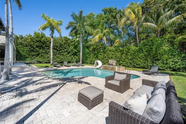 31 Island Dr, Key Biscayne FL 33149 - Key Biscayne, FL - Photo 2