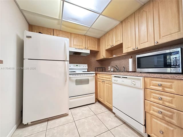569 N Fanshaw  N # 569, Boca Raton FL 33434 - Boca Raton, FL - Photo 5