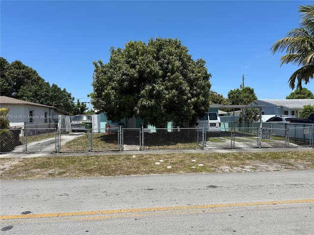 911 E 39th Pl, Hialeah FL 33013 - Hialeah, FL - Photo 2