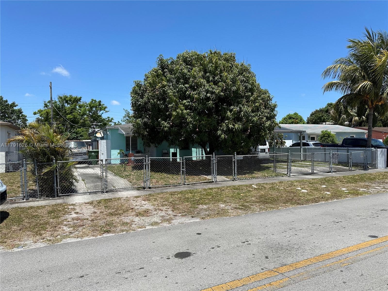 911 E 39th Pl, Hialeah FL 33013 - Hialeah, FL - Photo 1