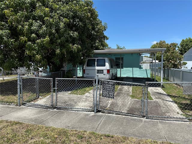 911 E 39th Pl, Hialeah FL 33013 - Hialeah, FL - Photo 5
