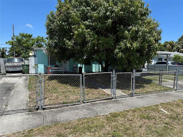 911 E 39th Pl, Hialeah FL 33013 - Hialeah, FL - Photo 4