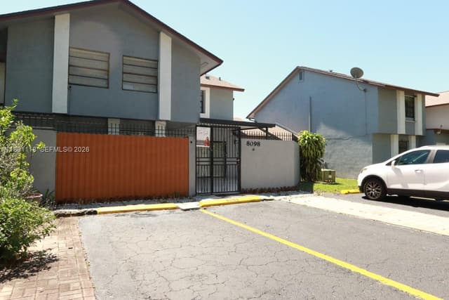 8098 NW 99th Ter, Hialeah Gardens FL 33016 - Hialeah Gardens, FL - Photo 2