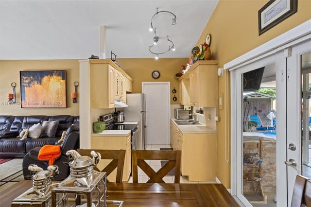 881 NW 177th Ter, Miami Gardens FL 33169 - Miami Gardens, FL - Photo 5