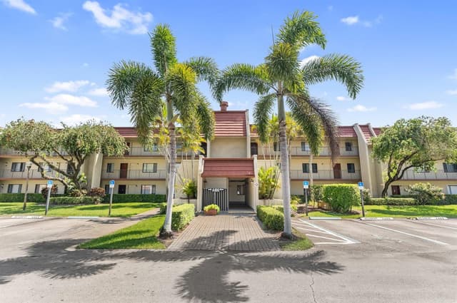 4489 Luxemburg Court # 306, Lake Worth FL 33467 - Lake Worth, FL - Photo 2