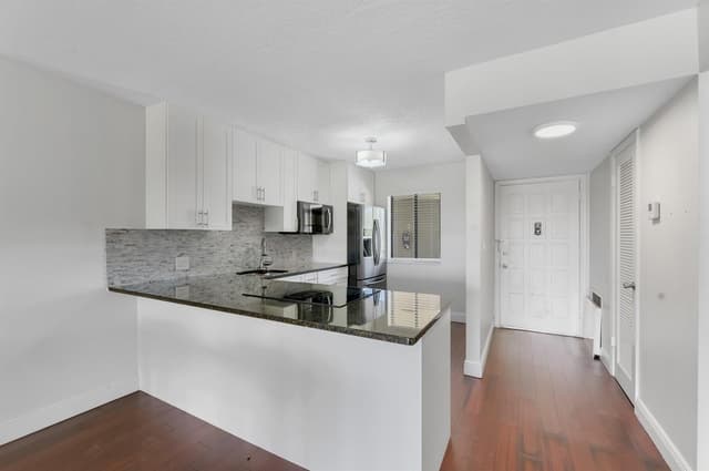 4489 Luxemburg Court # 306, Lake Worth FL 33467 - Lake Worth, FL - Photo 6