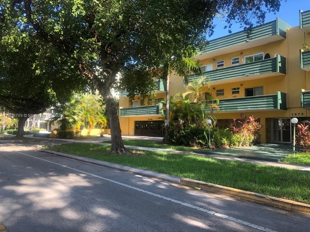 1975 NE 135th St # 2D, North Miami FL 33181 - North Miami, FL - Photo 1