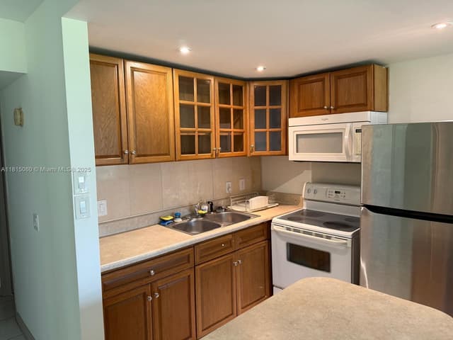 217 Suffolk F # 217, Boca Raton FL 33434 - Boca Raton, FL - Photo 3