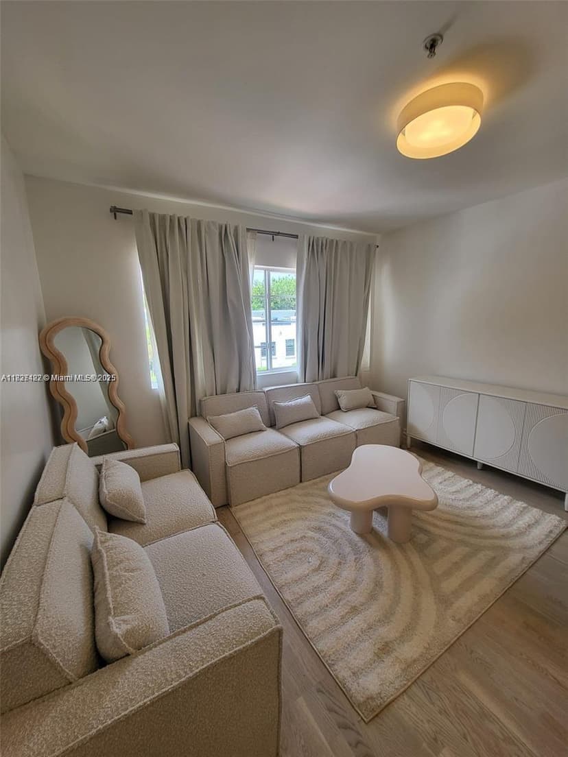 810 7th St # 206, Miami Beach FL 33139