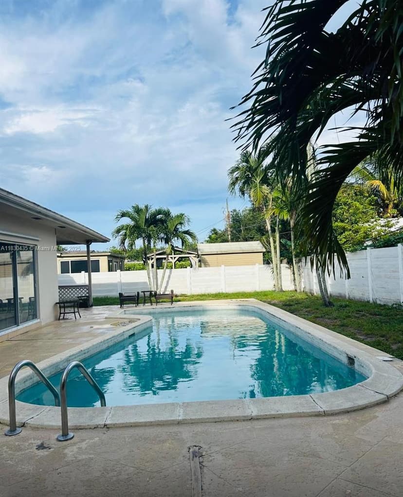 6790 SW 10th Ct, Pembroke Pines FL 33023