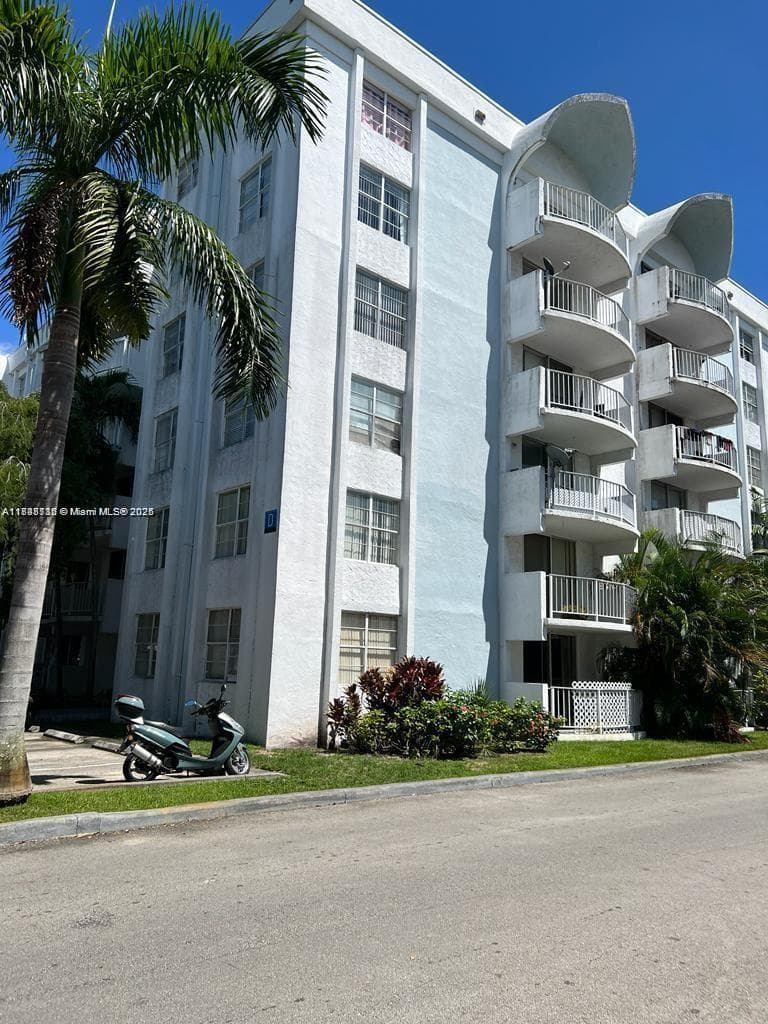 498 NW 165th St Rd # 407, Miami FL 33169 - Miami, FL - Photo 1