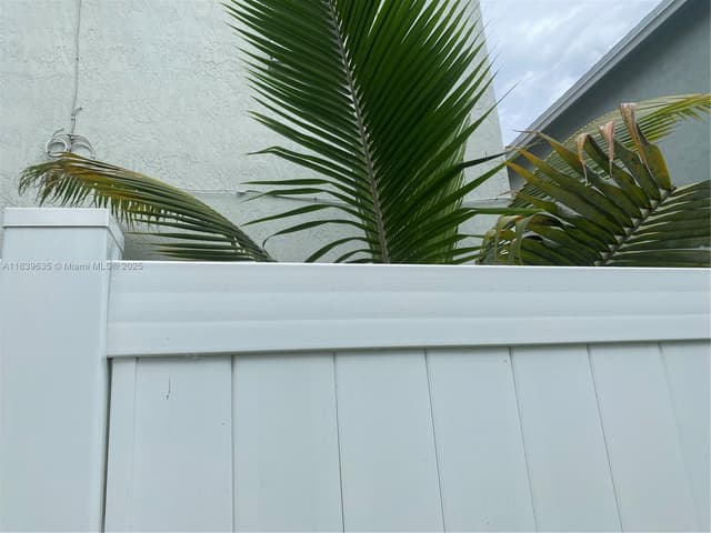 6006 Plum Pl, Tamarac FL 33321 - Tamarac, FL - Photo 2