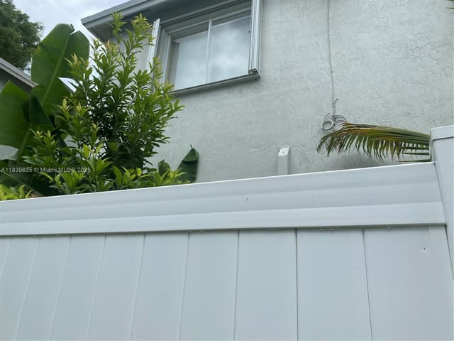 6006 Plum Pl, Tamarac FL 33321 - Tamarac, FL - Photo 3