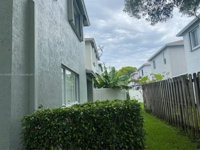6006 Plum Pl, Tamarac FL 33321 - Tamarac, FL - Photo 4
