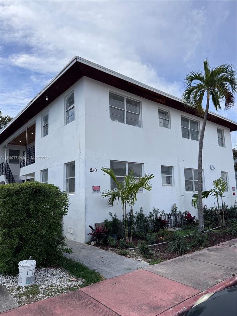 950 79th Ter, Miami Beach FL 33141