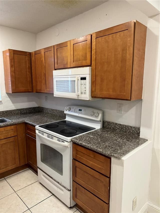 2452 Taylor Street # 204, Hollywood FL 33020 - Hollywood, FL - Photo 2