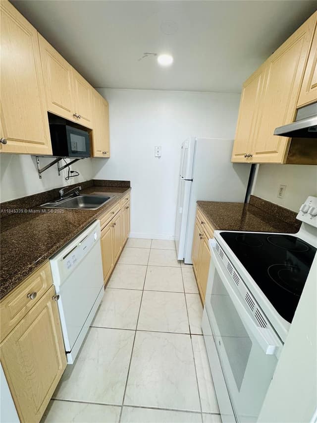 2020 NE 135th St # 807, North Miami FL 33181 - North Miami, FL - Photo 5