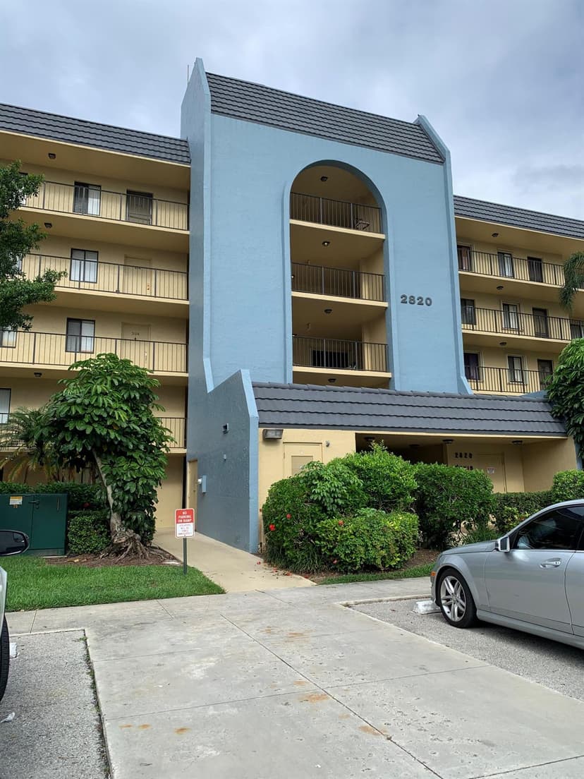 2820 Tennis Club Drive # 302, West Palm Beach FL 33417