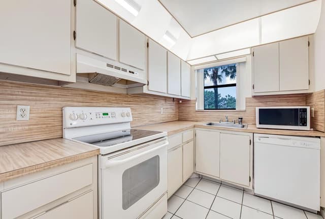 4640 Lucerne Lakes Boulevard # 206, Lake Worth FL 33467 - Lake Worth, FL - Photo 6