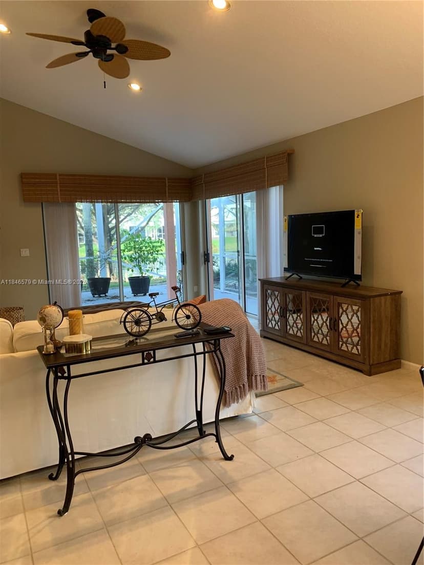 231 W Canterbury Dr W, Palm Beach Gardens FL 33418