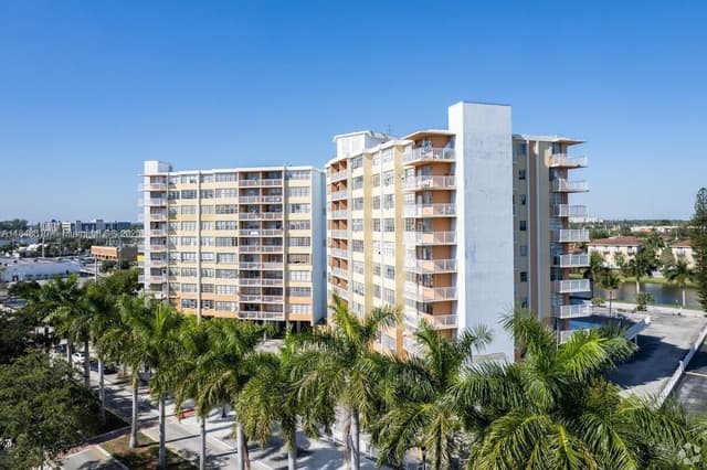 2025 NE 164th St # 914, North Miami Beach FL 33162 - North Miami Beach, FL - Photo 2