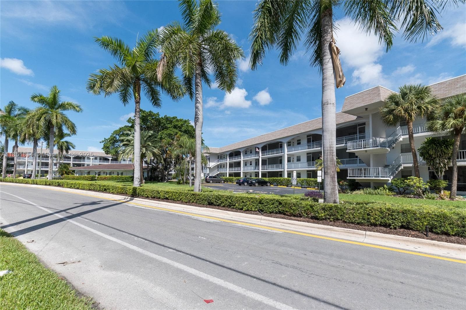 581 Blue Heron Dr # B, Hallandale Beach FL 33009