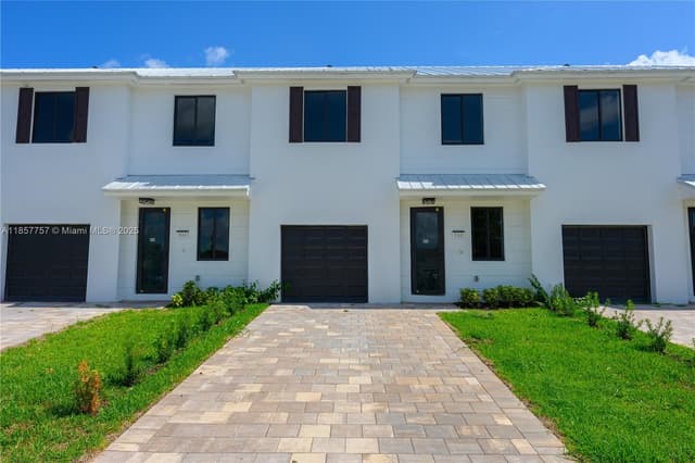 880 SW 1st St, Florida City FL 33034 - Florida City, FL - Photo 2