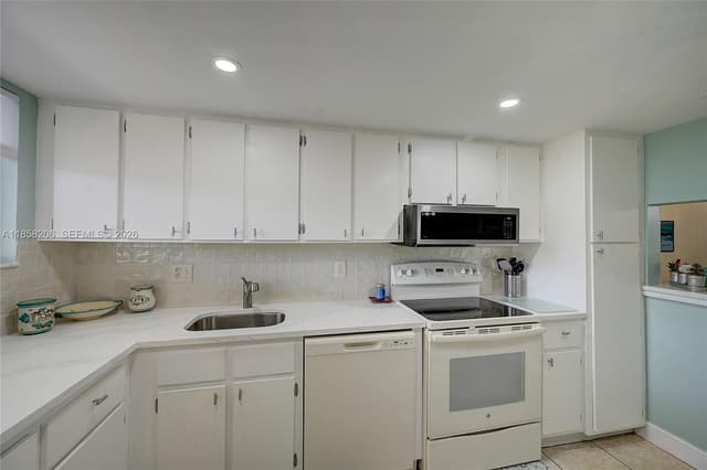 3186 Via Poinciana # 203, Lake Worth FL 33467 - Lake Worth, FL - Photo 6