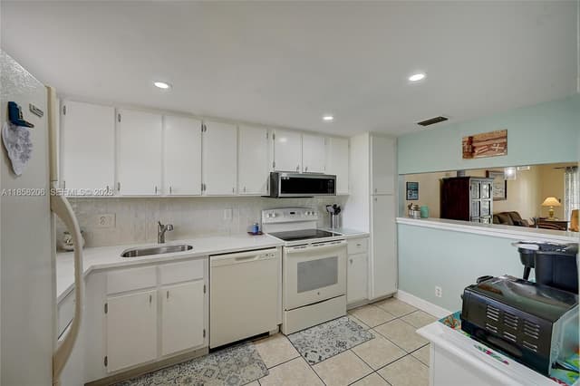 3186 Via Poinciana # 203, Lake Worth FL 33467 - Lake Worth, FL - Photo 3