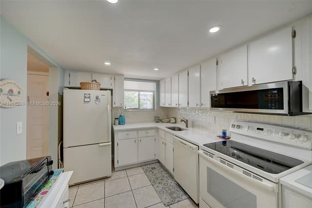 3186 Via Poinciana # 203, Lake Worth FL 33467 - Lake Worth, FL - Photo 4