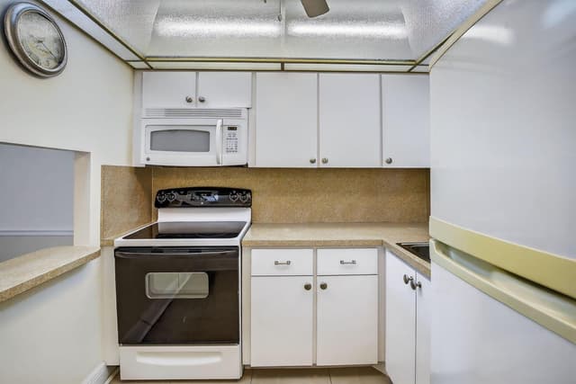 2951 Sunrise Lakes Drive E # 107, Sunrise FL 33322 - Sunrise, FL - Photo 4